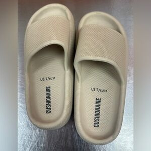 Cushionaire Beige Feather Cloud Slide Sandals - US 7